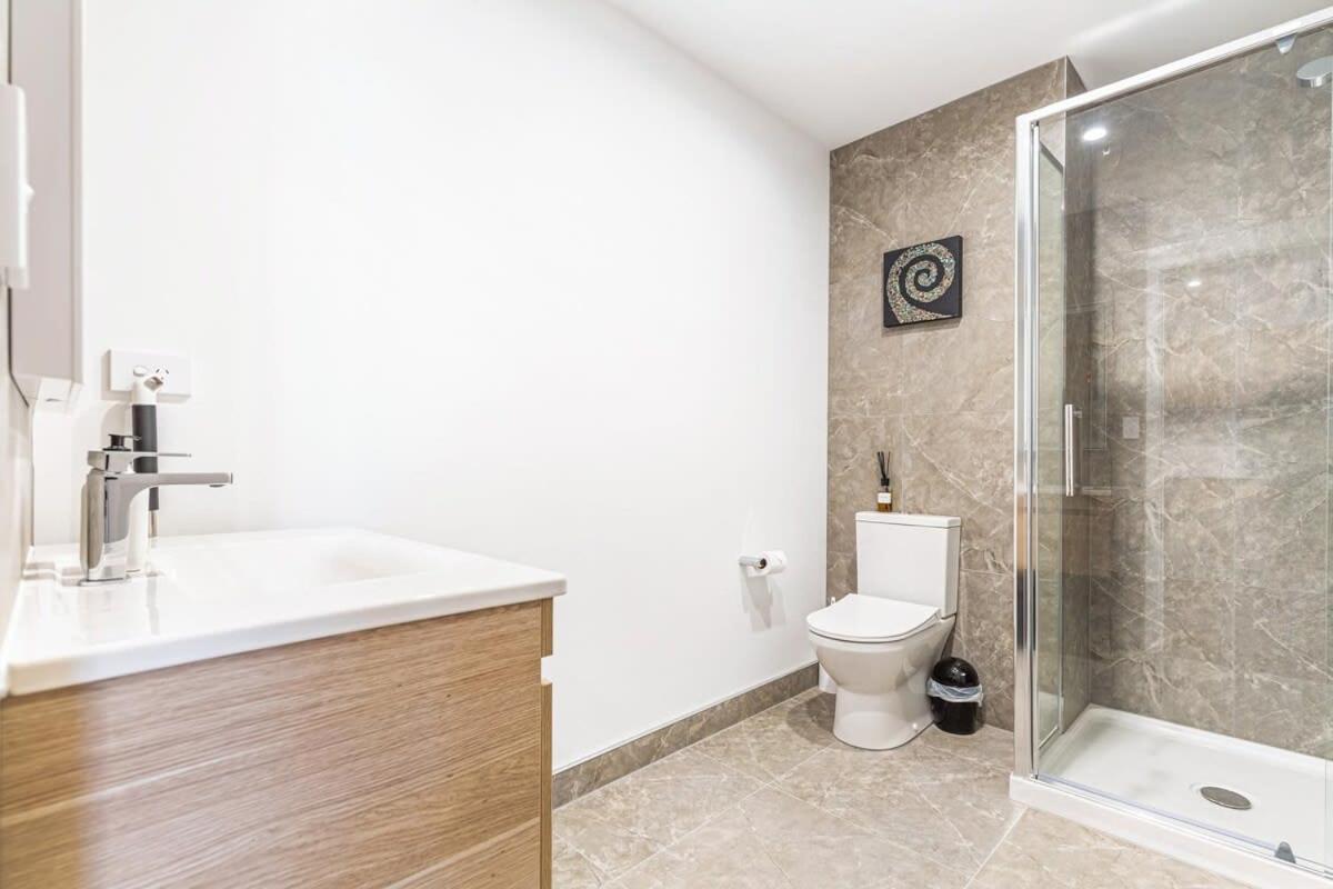 Stunning Ellerslie Apartment + Private Balcony オークランド エクステリア 写真