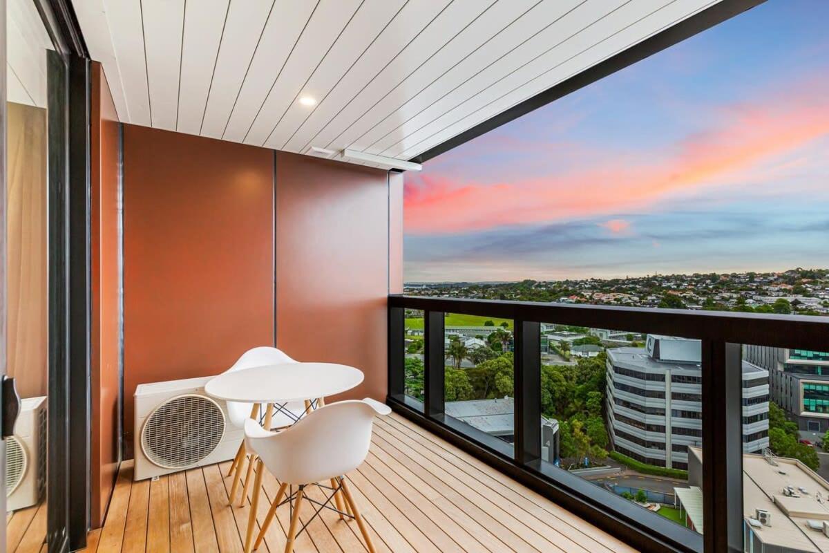 Stunning Ellerslie Apartment + Private Balcony オークランド エクステリア 写真
