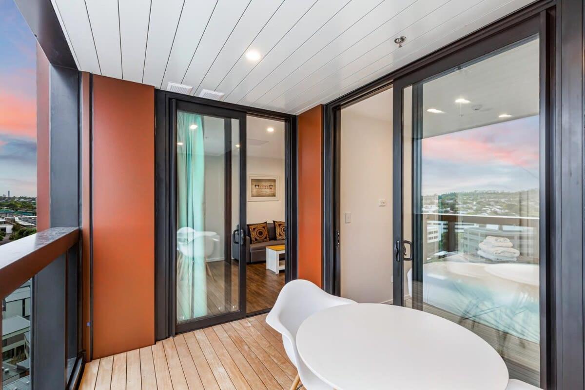 Stunning Ellerslie Apartment + Private Balcony オークランド エクステリア 写真